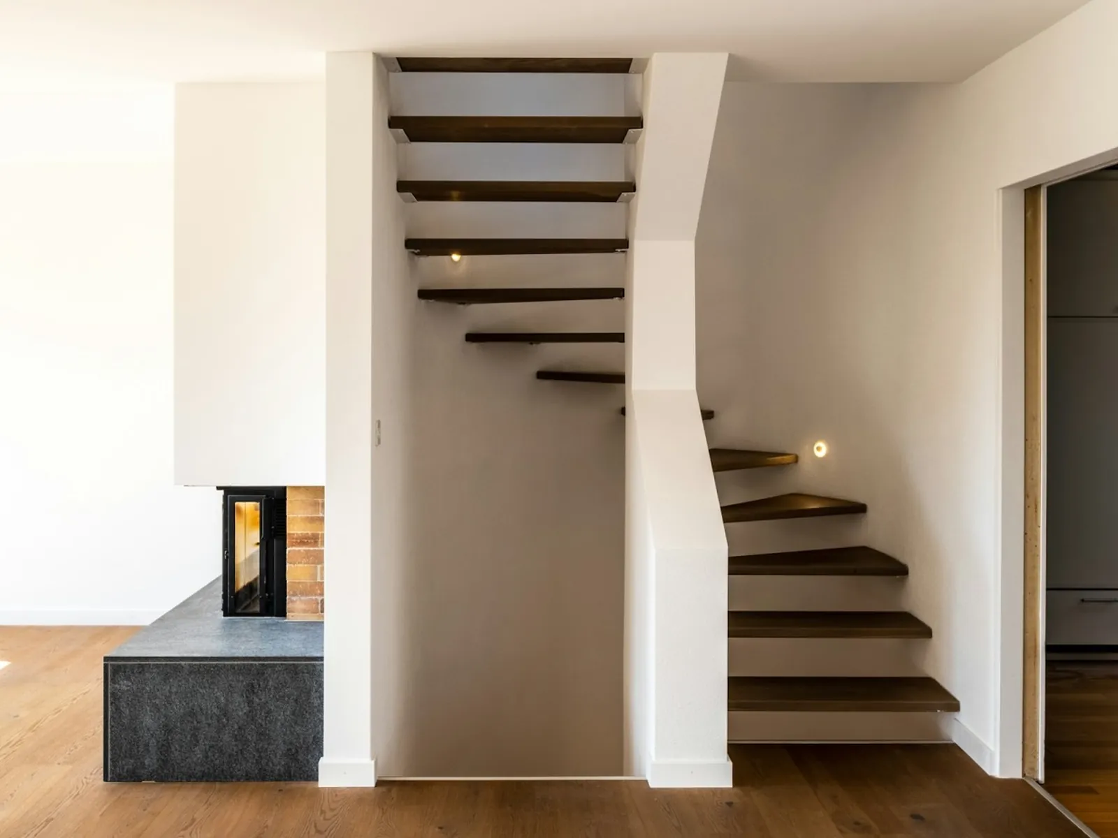 Après travaux : Séjour et escalier remis à neuf