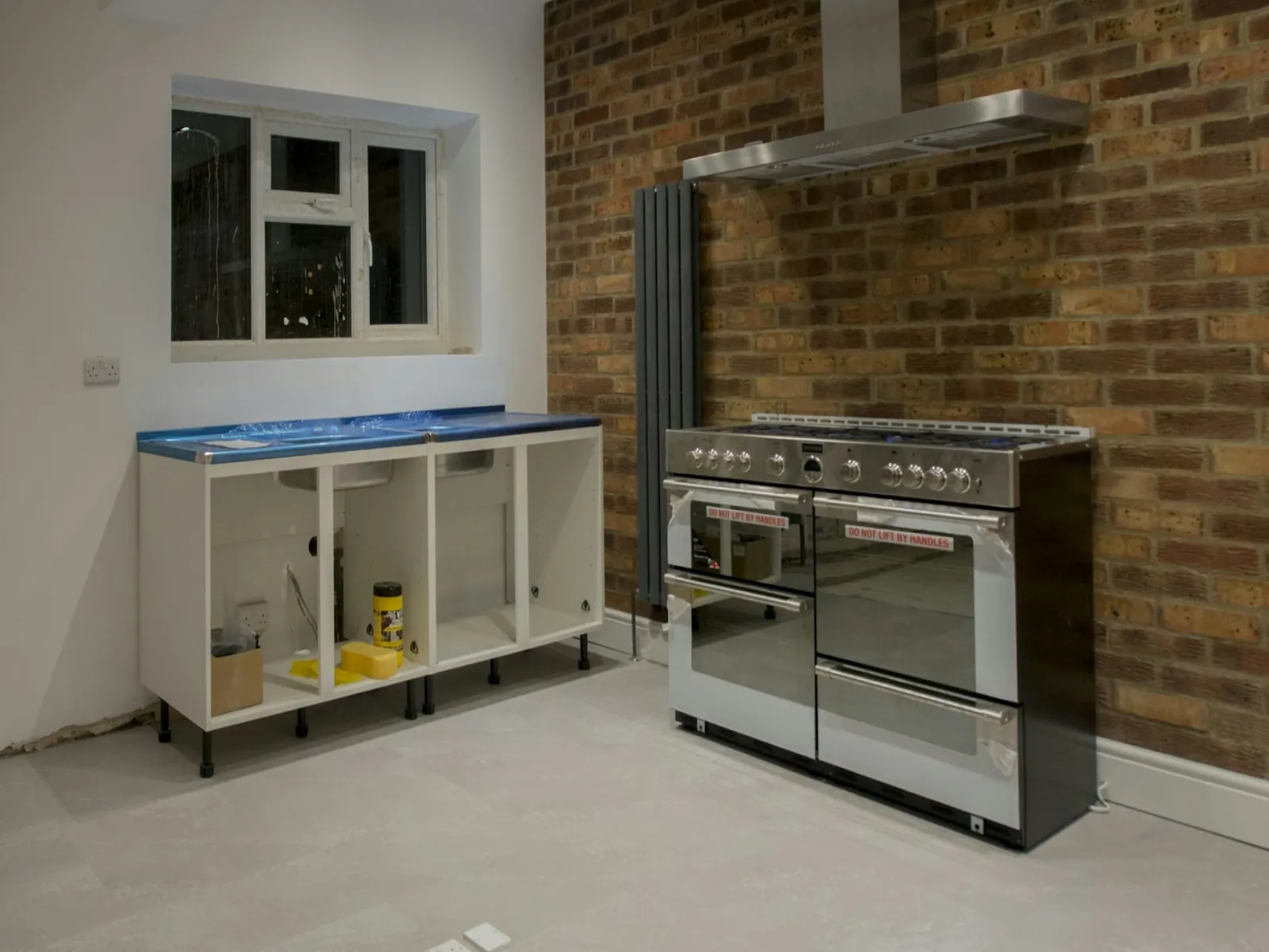 Avant travaux : Cuisine terminée : meubles, évier et cuisinière