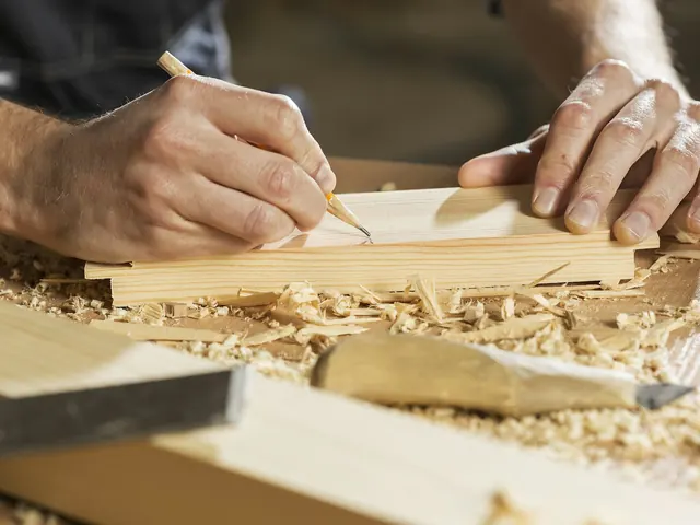 Menuisier traçant une coupe sur une planche de bois