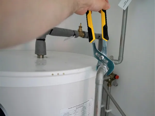 Raccordement de plomberie sur un chauffe-eau
