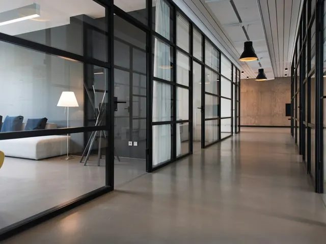 Couloir de bureaux avec cloisons vitrées