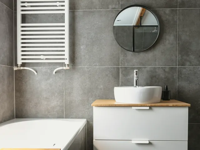 Salle de bains rénovée avec baignoire et vasque